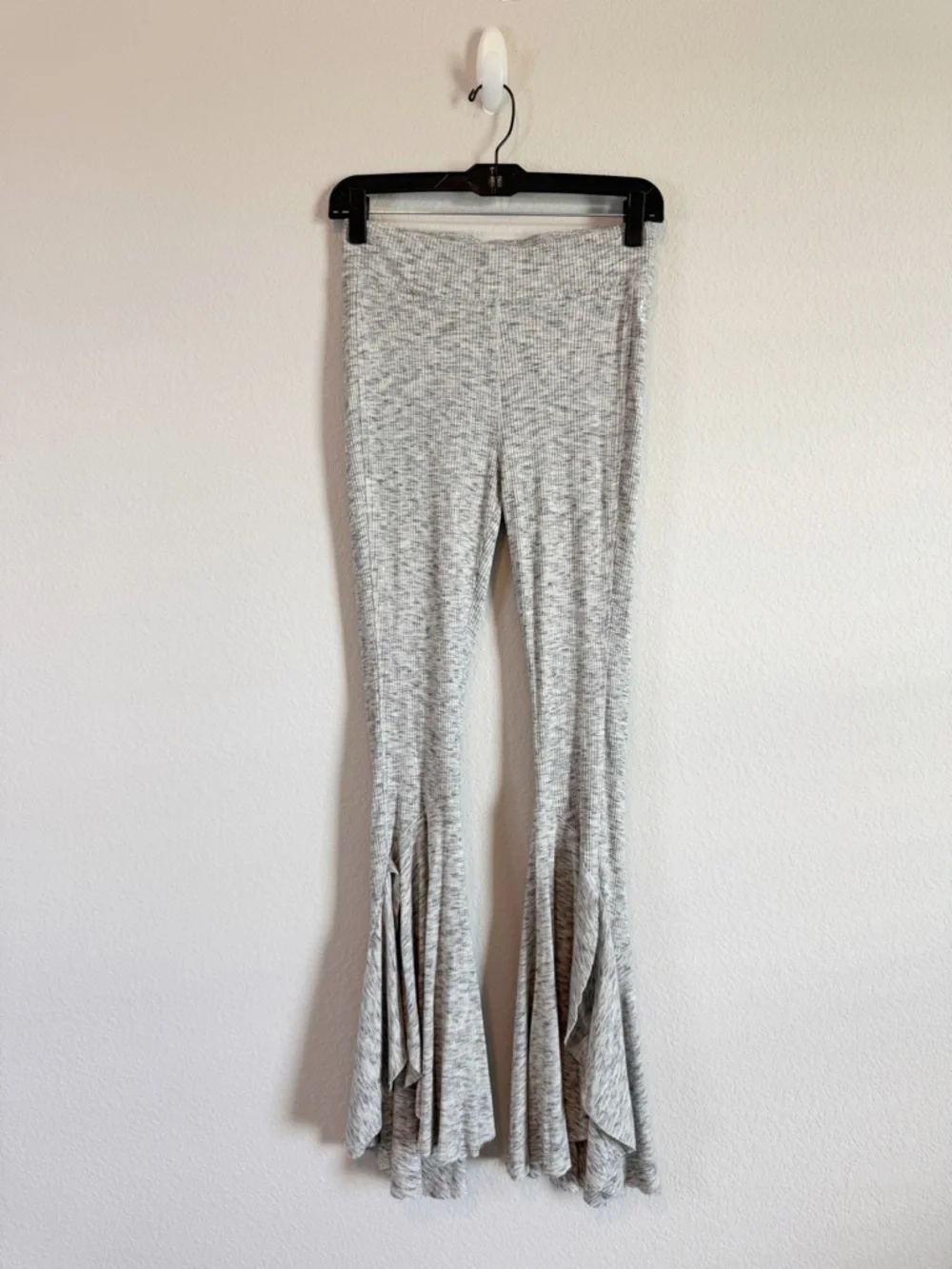 Free People Movement Gray Low and Flow Ruffle Ribbed Leggings Size Small - Picture 2 of 10